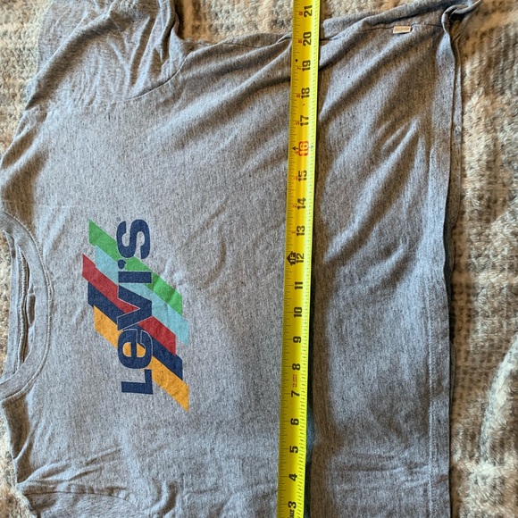 grey levis cropped t shirt - Picture 3 of 6